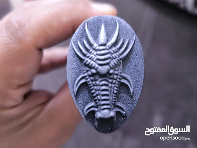 خنجر معدني ديكور منقوش علية تنين مائي