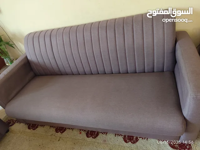 طقم كنب 3 مقاعد و مقعد واحد عدد 2 في حالة جيدة جدا
