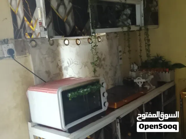 كونتر مطبخ قطعتين متر ونص نضيف جدنه من داخل وخارج وسنكي وياه
