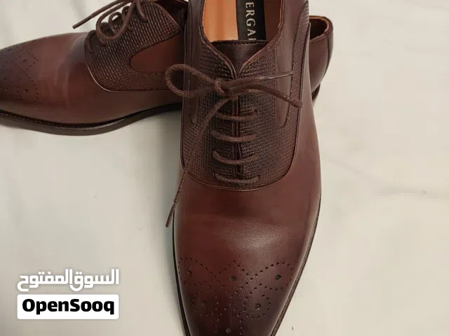 أحذية عدد 2 ماركات للبيع فقط. حذاء رسمي وحذاء رياضي .( الاحذية جديدة وغير مستعملة نهائيا )