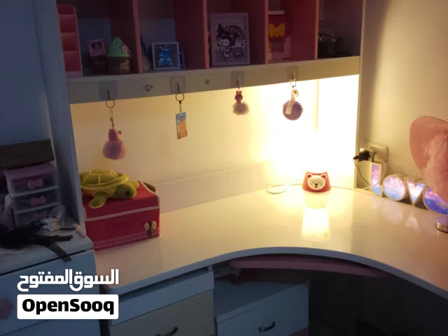 سرير ومعاه فراش ومكتب دراسي وكمدينو