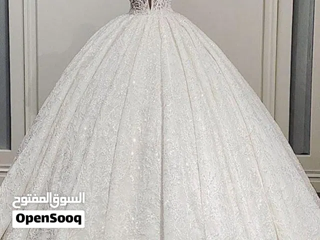 بدلة عروس بيضاء مع كامل اغراضها نفس الصورة تماما