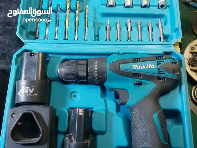 دريل شحن ماركة ماكيتا Makita جيد جداً مستعمل قليل استخدام بيت مع بطاريات عدد 2 وشاحنة اصلية وحقيبة