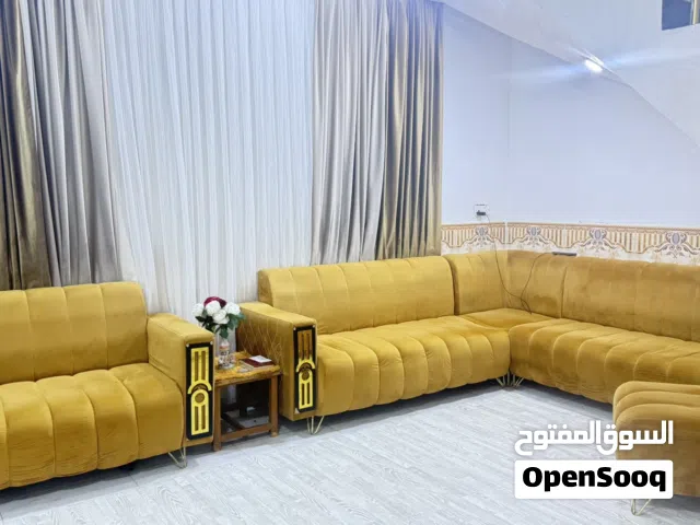 قنفات باللون ذهبي
