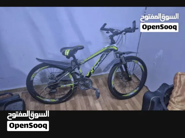 دراجه اسود في اخضر