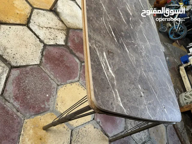 ميز طعام بدون كراسي