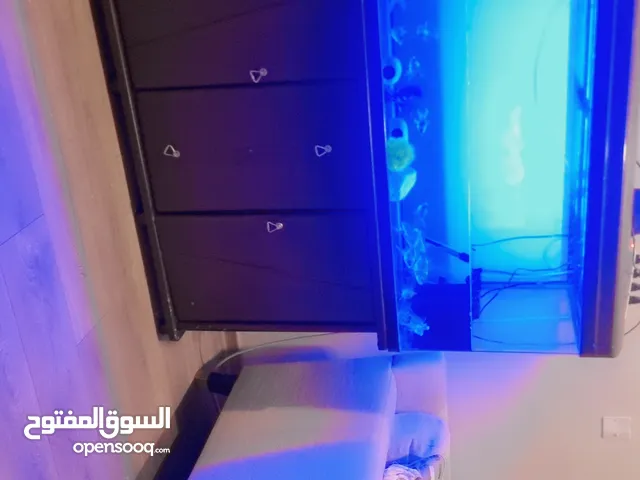 للبيع حوض سمك كامل مع اغراضه وسمك نضيف جدا
