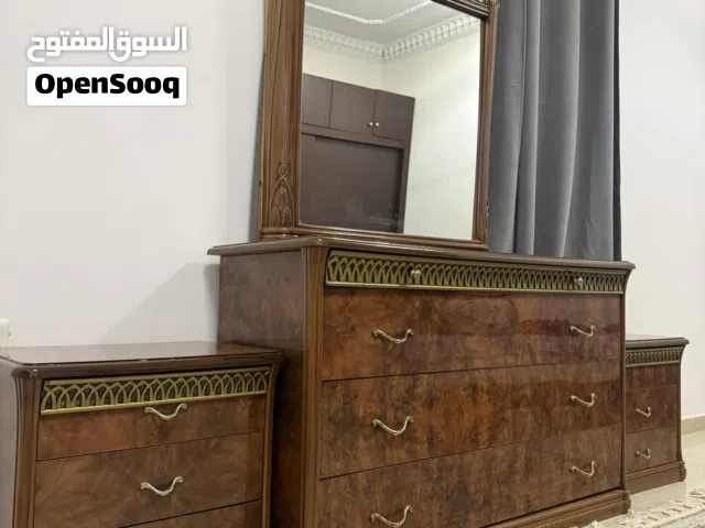 تسريحة نوم و عدد 2 كومودينة للبيع