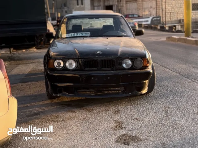 E34 BMW اسود 6 سلندر