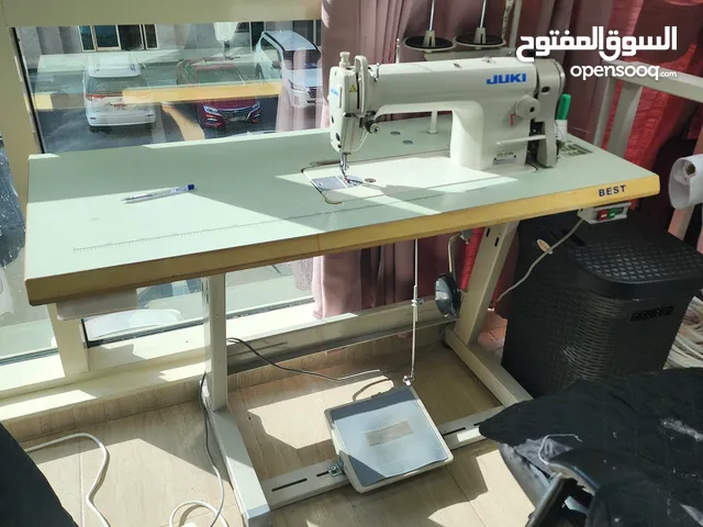ماكينة خياطه وماكينة حبكة طاولة قص واقمشه متنوعه وحناله رولات اقمشه
