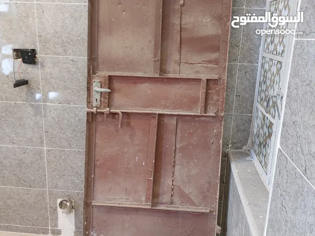 باب حديد مستعمل نظيف وثقيل يحتاج فقط صبغ