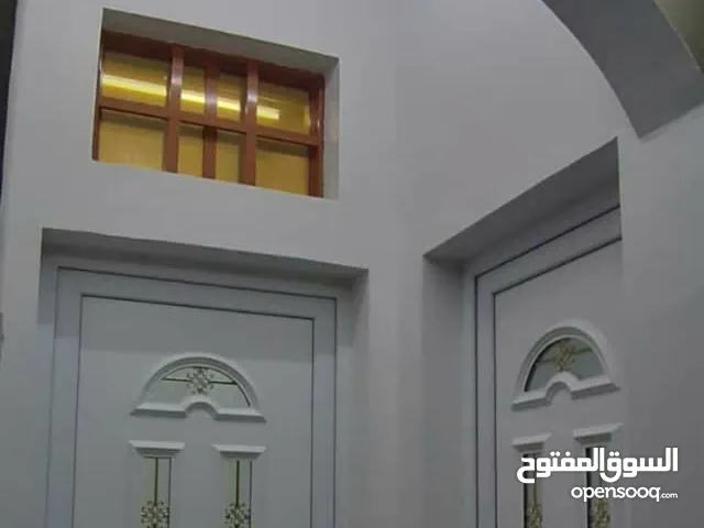 شقه للايجار في الكامل حارة السراحنه موقع متميز قرب الخدمات والسوق الطابق الارضي ثلاث غرف واسعه......