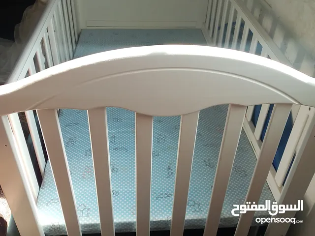تخت بيبي ابيض