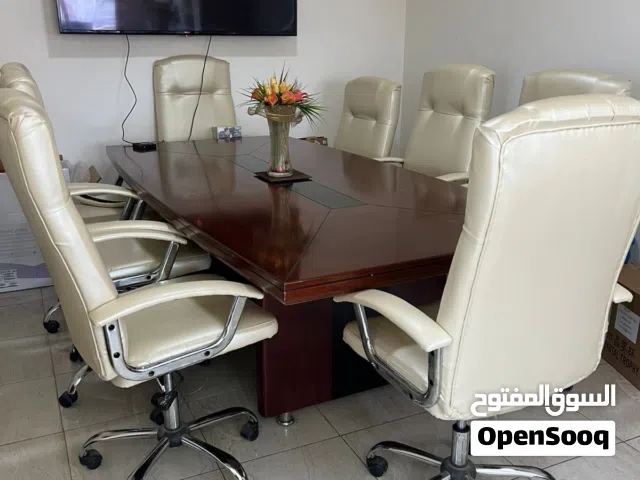 طاولة اجتماعات فخمة طول 240 عرض 120 بالاضافة الى 8 كراسي دوّار