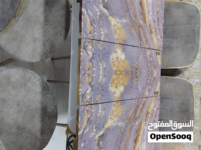 ميز طعام زجاج نضيف والارجل حديد