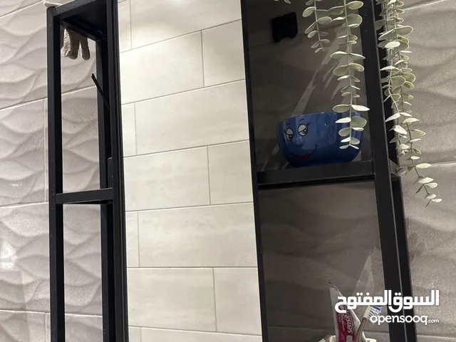 مرآة مع رف تخزين