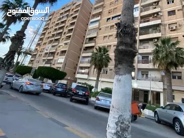 شقة في قلب وأفضل شوارع "زاوية الدهماني" مطلة على البحر بجانب "وزارة الخارجية" وأمام جامع "القوزقو".
