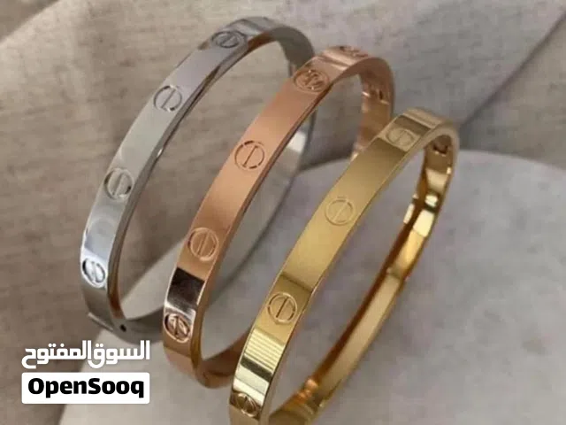 سيت أساور كارتير ثلاثي السيت يجي بيه قفل ينفتح وينسد يعني يناسب كل البنوتات الحلوات