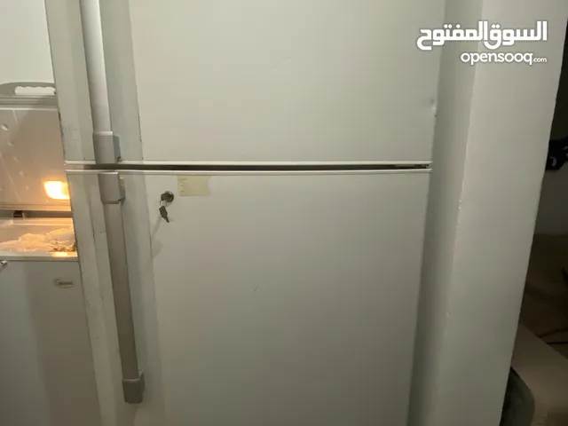 ثلاجة ماركة هيتاشي كبيره الحجم وتبريد عالي