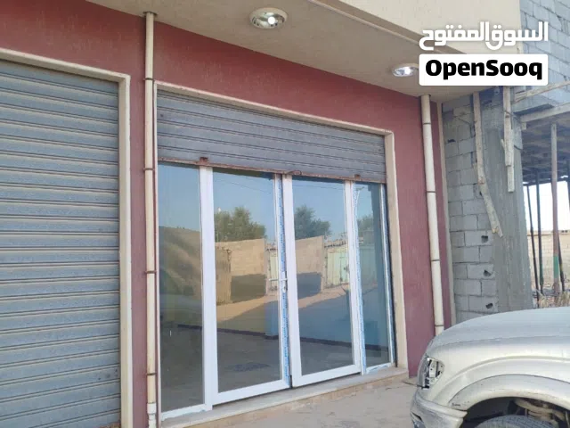 محل للإيجار المساحة 300 متر تقريبا طريق معبد