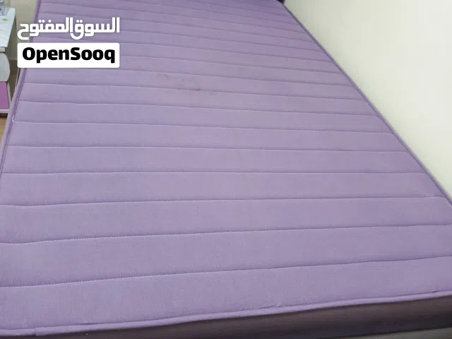 يوجد سرير حطب صناعه بحرينيه بحاله جدا جدا ممتازة شبه جديدة استعمال فترة قصيرة سعر 35 دينار