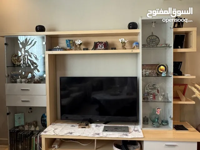 طاولة تلفزيون بأرفف متعدده