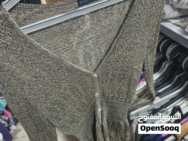 شروة محل ألبسة اوروبية مع علاقات وستاندات واحذيةبسعر حرق 275 دينار