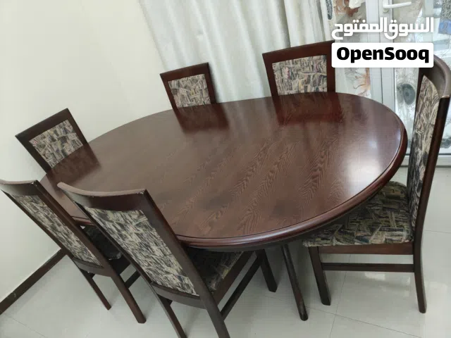 طاولة طعام خشبية دائرية، مع 6 كراسي بحالة متوسطه.Round wooden dining table with 6 chairs in middle c