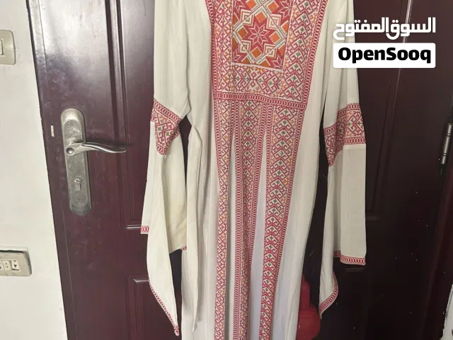 ثوب اردني مطرز وعباي مع فستان