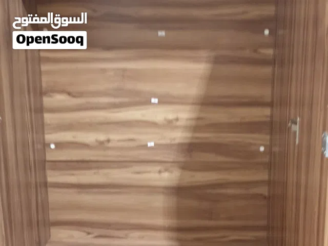خزانه بحجم وسط مستعمل استعمال نظيف جدا شبه جديده مع مفتاح بمساحه تخزين كبيره البيع بغرض السفر