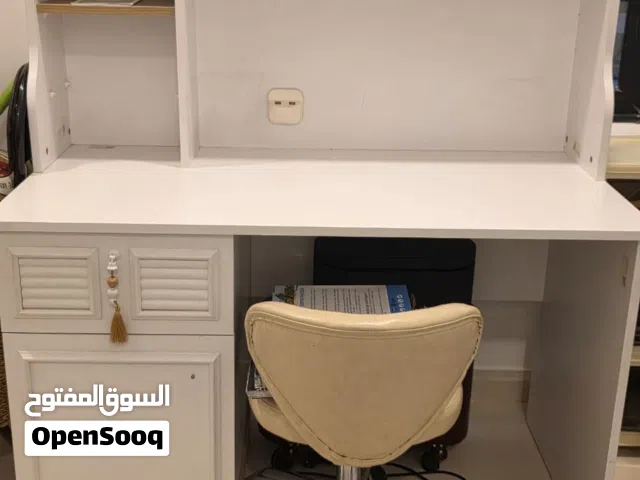 مكتب دراسه مع كرسي