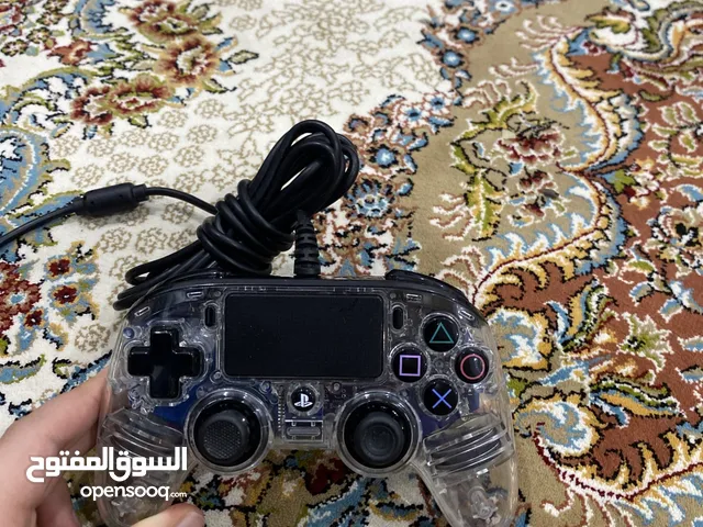 يده بلاستيشن فور الموصوله بالسلك