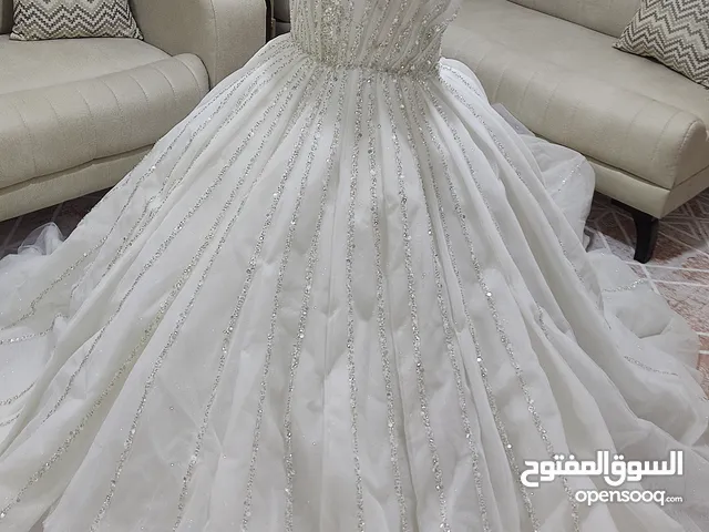 بدلة عاروس ابيض نظيف