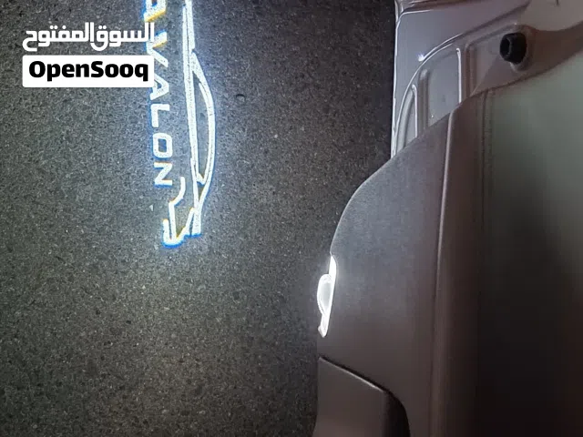 إضاءة شعار أفالون عند فتح ابواب السيارة