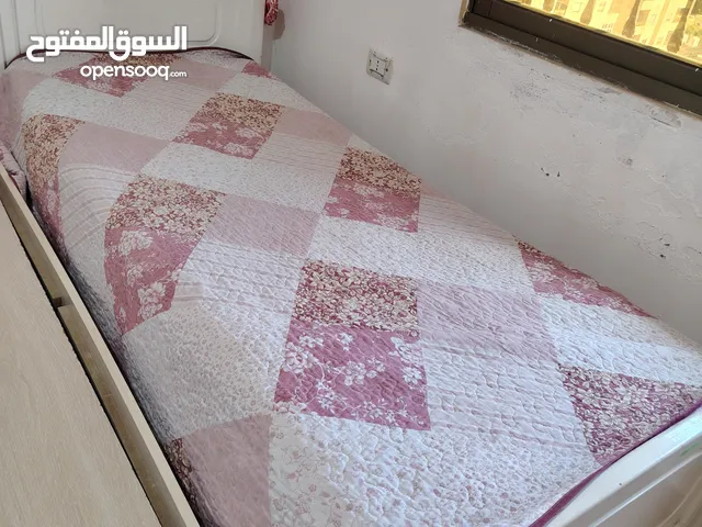 سرير مفرد خشب لون ابيض مع فرشه