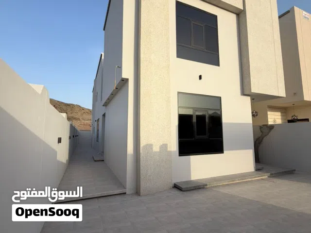 فيلا راقية للبيع في العامرات 6/1 بتشطيبات راقية و مواصفات ممتازة