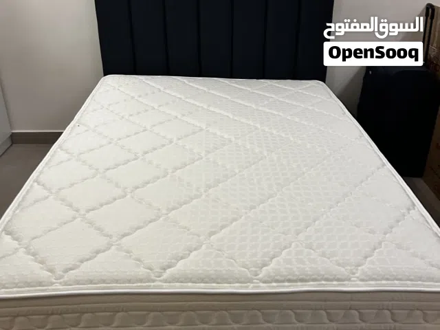 سرير مكتب و مقعد الأطفال و لمبة