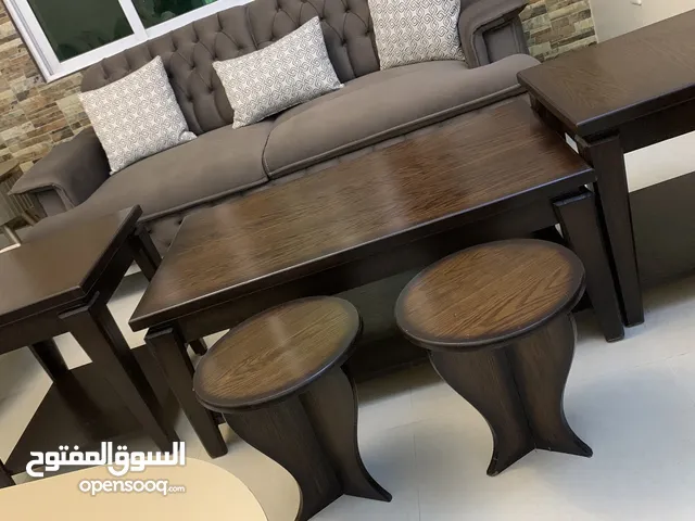 طاولات جداد وسط واثنين جنب ومتفرقات للبيع بسعر مغري