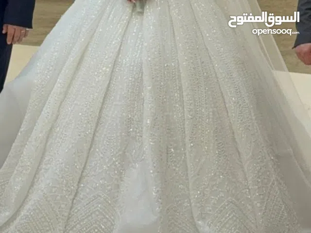 فستان زفاف ابيض جديد بحالة جيده لم يتم ارتدائه الا مرة واحدة فقط