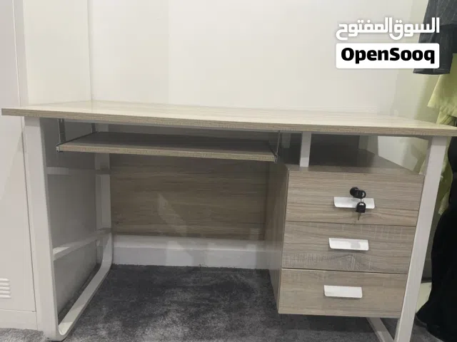 طاوله جديد و نظيف