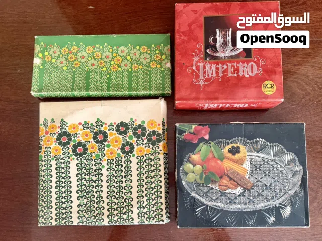صواني/صحون تقديم زجاج، وطقم شاي