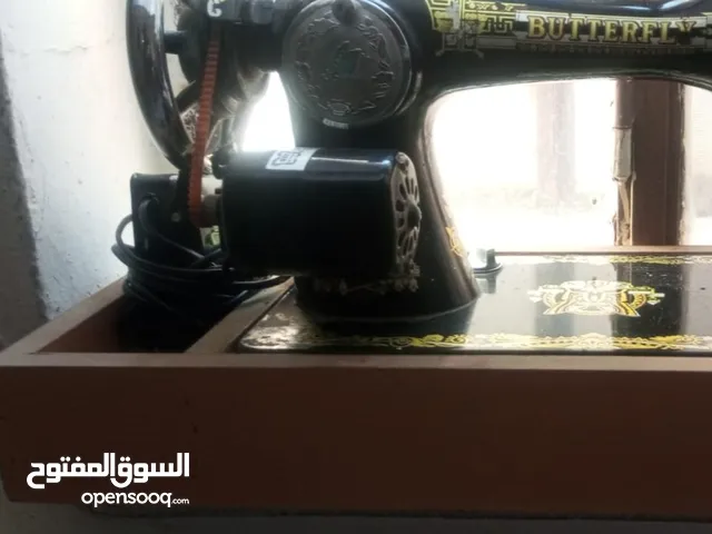ماكينة خياطه ومكنسة كهربائيه