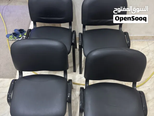 كراسي جلد وحديد شبه جديد استخدام جدا قليل بحاله كالجديد