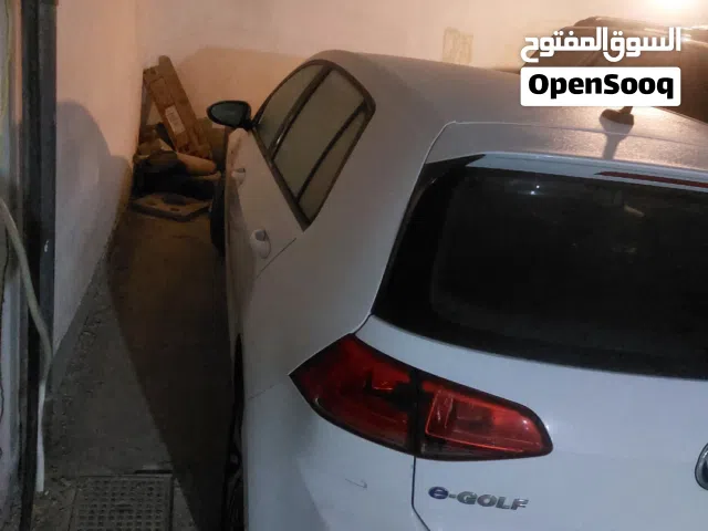 سيارة فولكسفاغن جولف E-Golf موديل 2016 لون أبيض كهربائية مرخصة بحالة جيدة
