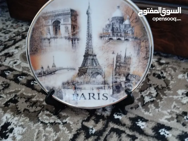 صحن اثري اصلي بصورة برج ايفيل وبكتابة PARIS بحالة ممتازة من التحف والنوادر بسعر مغري
