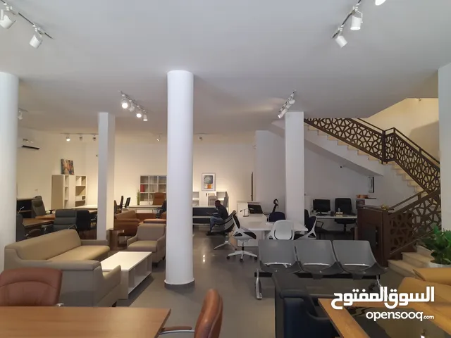 صالة حديثة نظيفة 550م من طابقين على رئيسي طريق قرقارش بجنبها صالات فاخرة