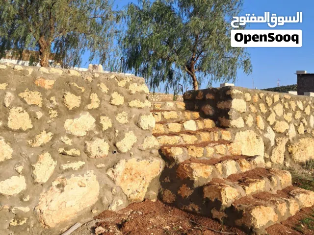 مزرعة عالية ومطلة بإطلالة رائعة ومنطقة هادئة جدًا ومخدومة قريبة من محطة وقود وخدمات