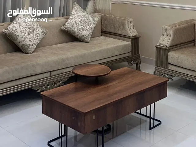 للبيع قنفات مع طاوله نظاف شبه الجديد