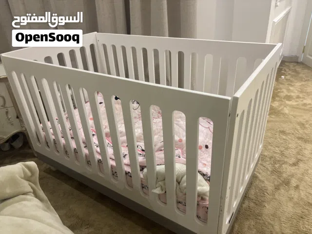 سرير أطفال شبه جديد