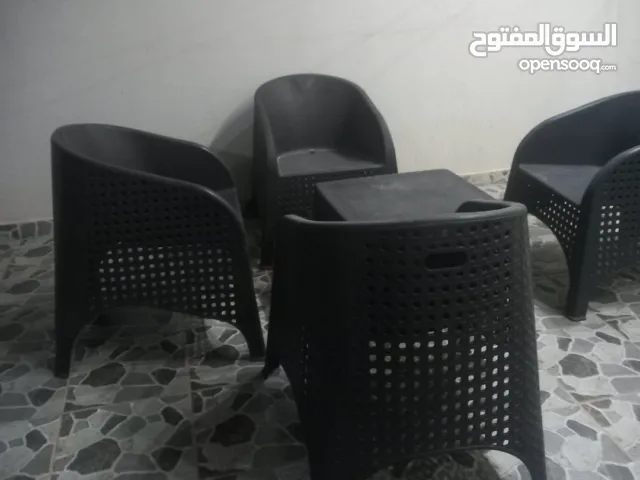 طاولة وكرسي للبيع نطيف